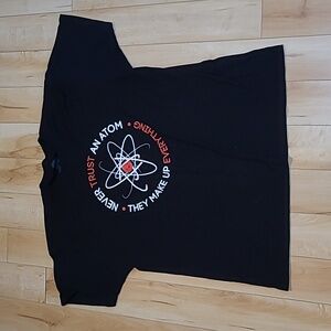 Men XL black "Never trust an atom" tshirt